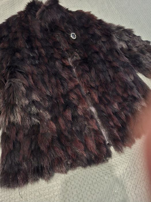 Haina blana de vizon măsoară din umăr pana jos 78 cm