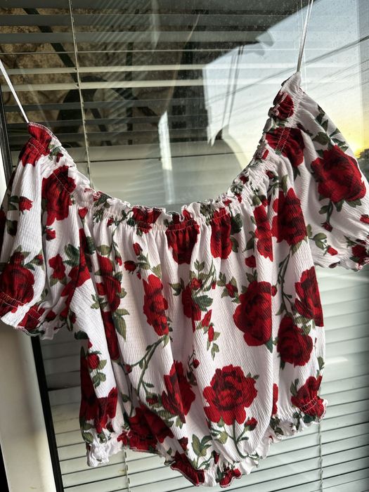 H&M кроп топ с паднали рамене с мотив рози