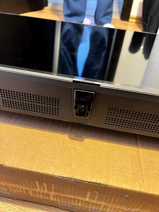 Smart TV Samsung 4K 108cm - Pachet Complet + Accesorii Montare Perete