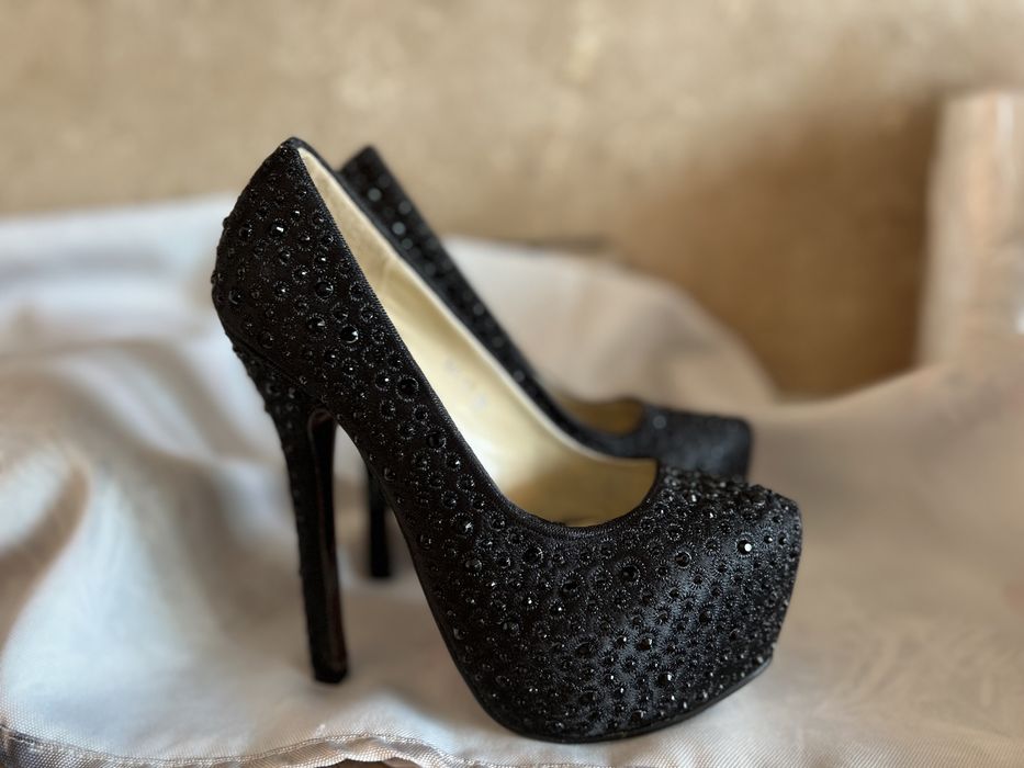 Официални обувки с камъни