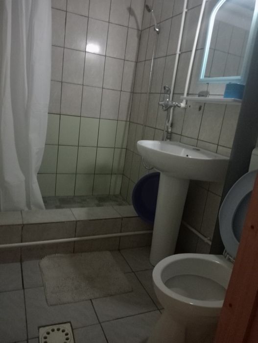 Închiriez garsonieră in Pitești ,zona Prundu,la curte ,un băiat .