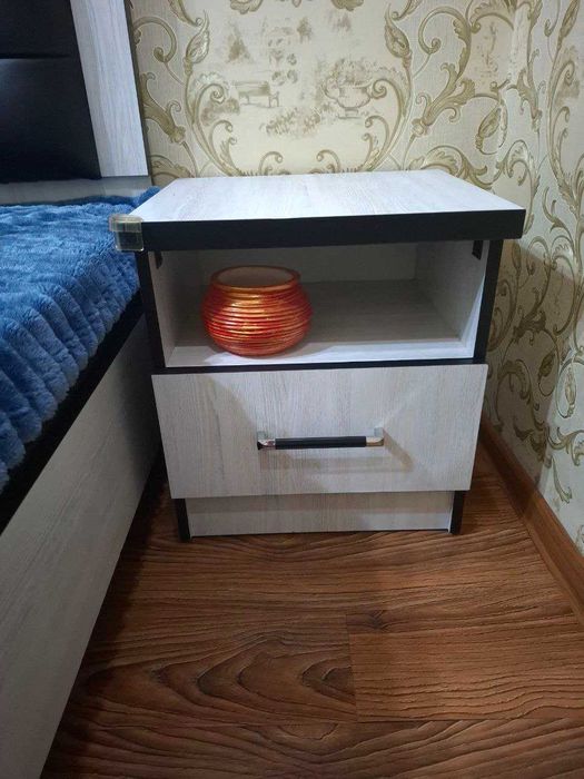 Кровать и две тумбочки
