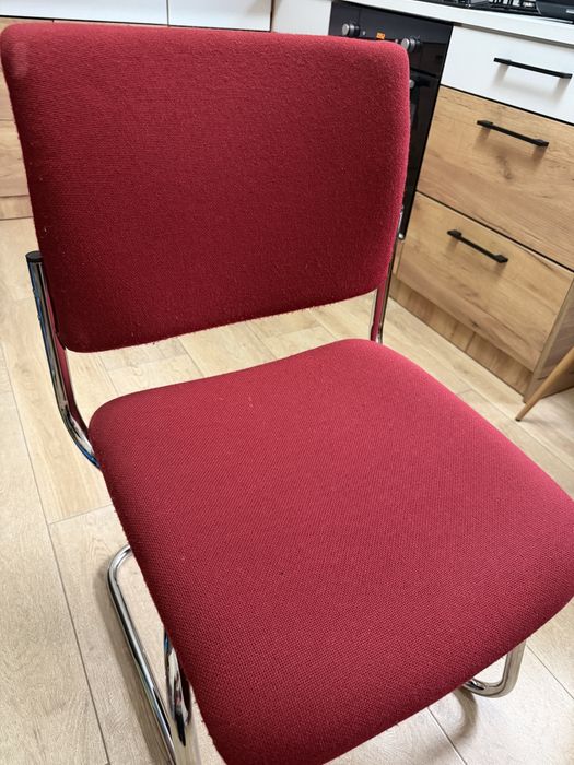 Scaun rosu.
