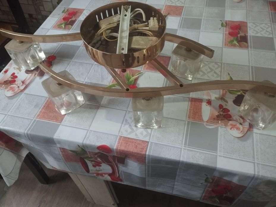 Продам люстру б/у