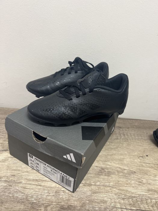 Футболни обувки adidas