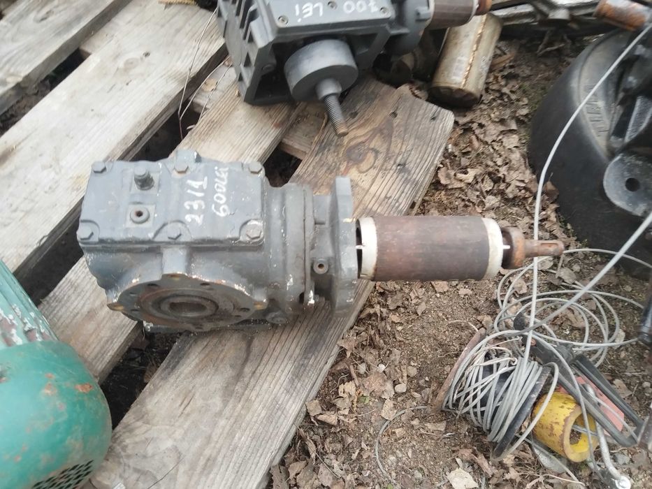 Reductor cu raport de 23 la 1 la 90 de grade