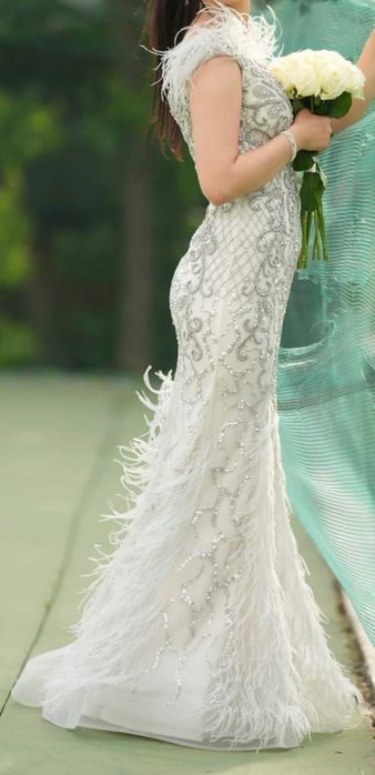 Елегантна официална рокля, идеална за балове, сватби или фотосесии.