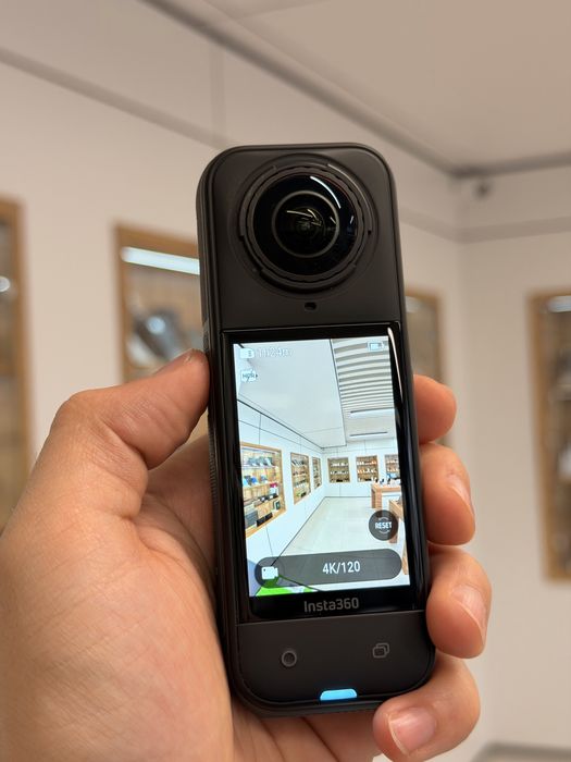 Insta 360 X5.
