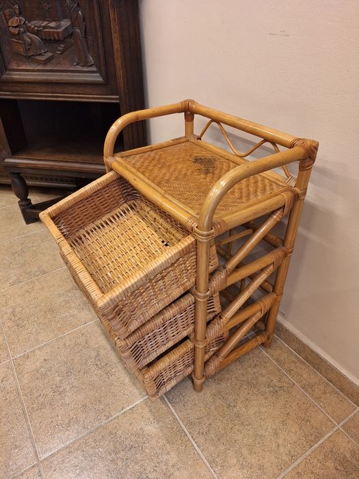 Етажерки и масичка от ратан