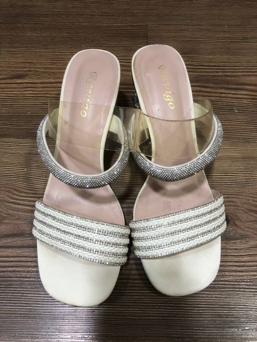 Продам нарядные босоножки