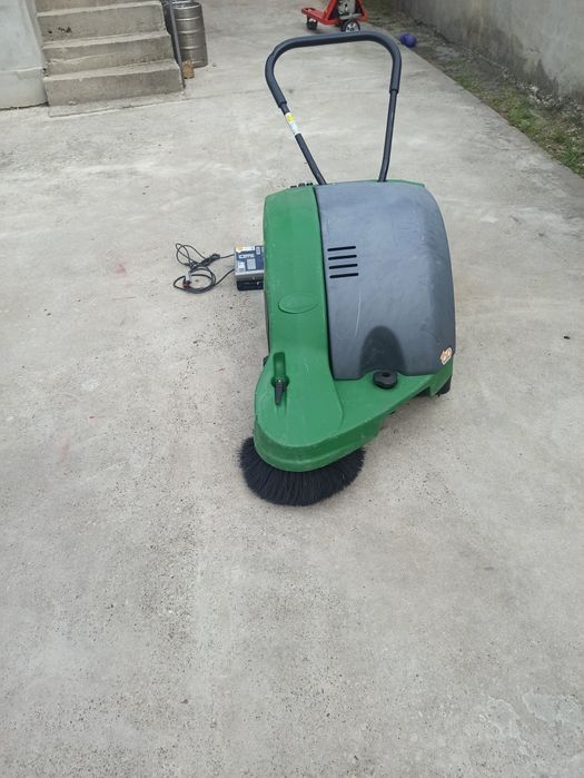 Mătură stradală și aspirator compact