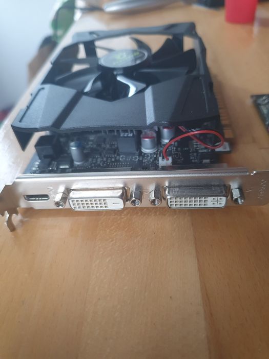 Placa video gaming Nvidia Asus Gt440  si Amd Radeon 5450