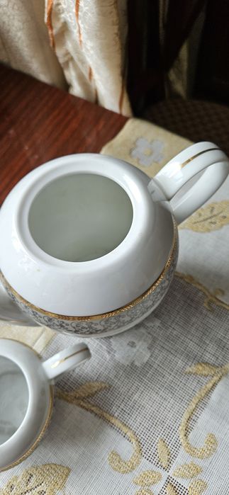 Заварочный чайник и молочник