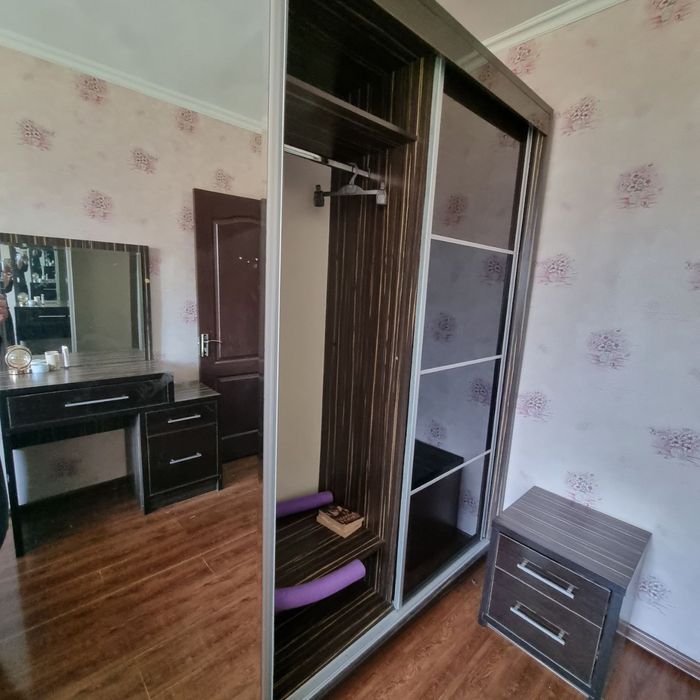 Шкаф купе, кровать, туалетный столик, 2 тумбочки по цене одного