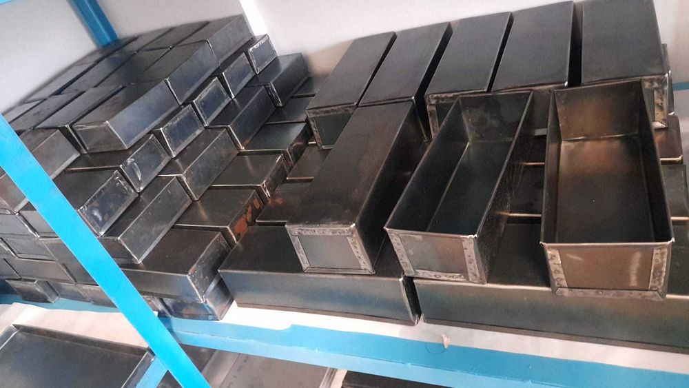 Tăva pentru copt pâine toast cu șină și capac culisabil .