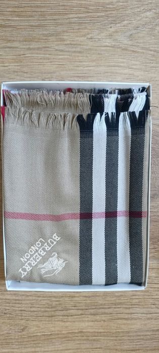 Чисто нов оригинален шал Burberry – в кутия