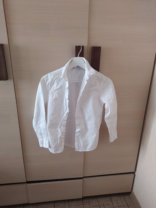 Брюки школьные, рубашки белые на 2-3 класс