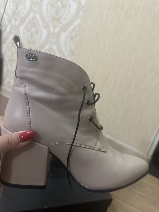 Продаю женскую обувь