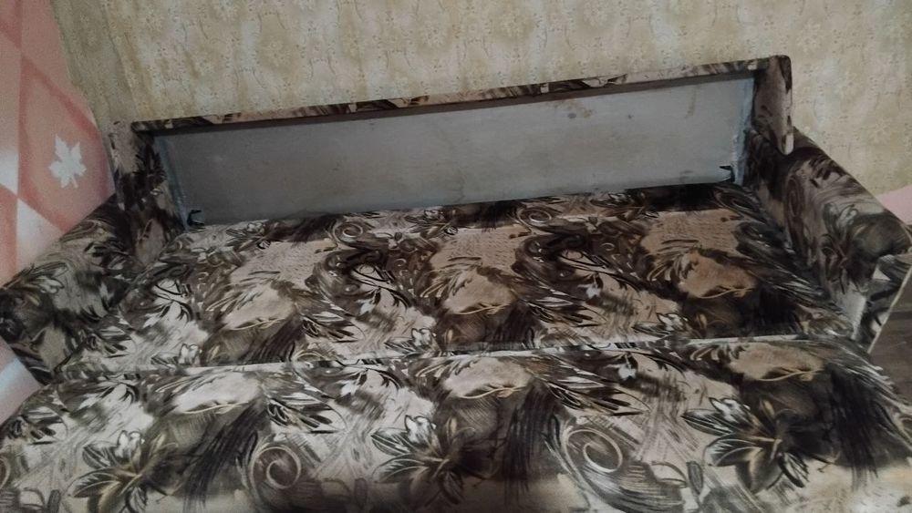 Диван сотилади. 300000