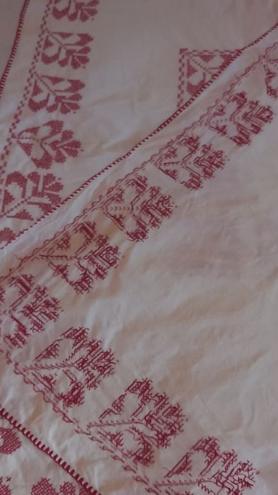 Vand 2 fete de masa mari cusute manual,superbe,modele traditionale