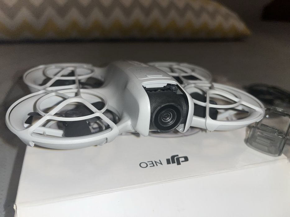 Vand drona DJI Neo + controller, ca noua, putin folosita, 10 incarcari