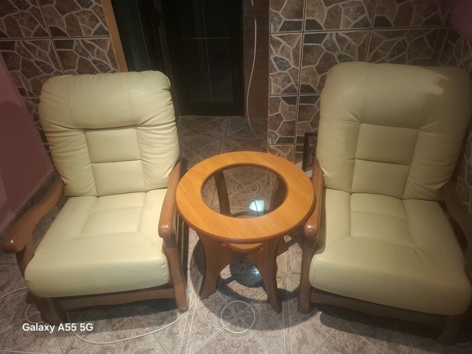 2 fotolii din piele naturală Divan Leto/Roma si o măsuțade cafea stare f bună