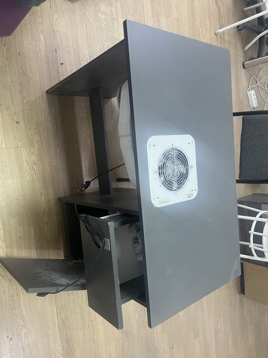 Продам маникюрный стол с вытяжкой новый почти