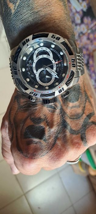 Продавам часовник Invicta