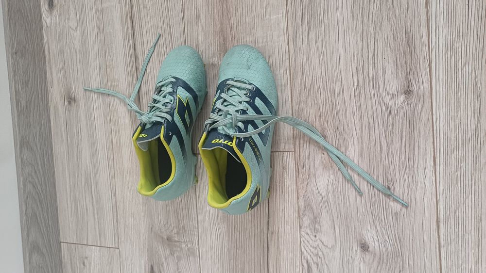 Детски футболни бутонки