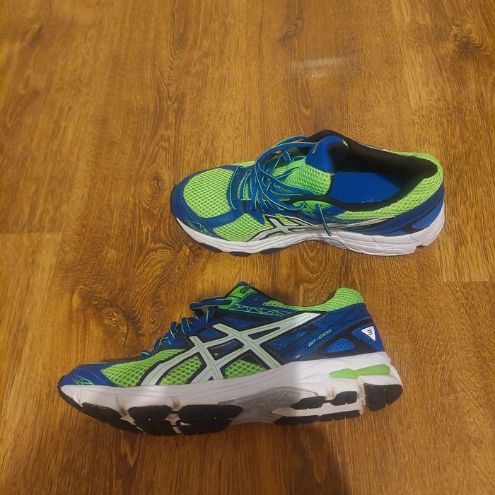 Vând Adidasi Asics