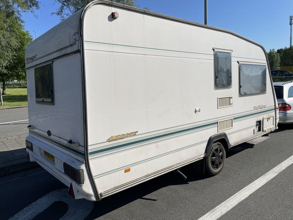 Rulotă Sterling Voyager 460 NT | Baie + Duș | Frigider | Foarte spațioasă