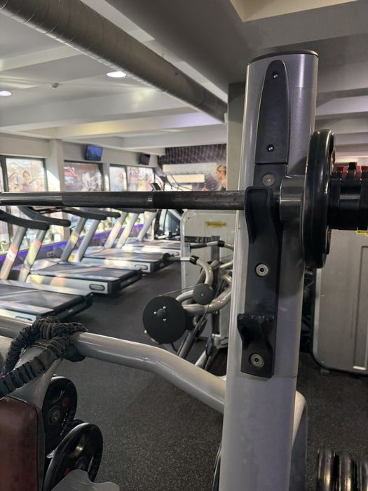 Стойка за дискове и раменна преса.