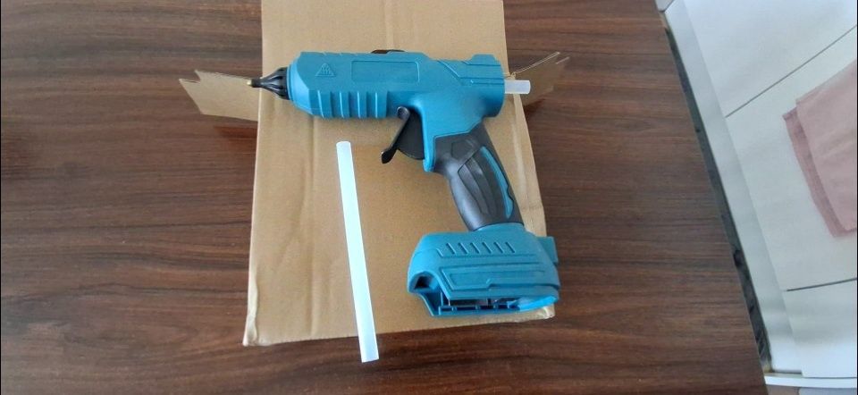 Pistol Milwaukee M18 pentru lipit cu batoane de plastic silicon