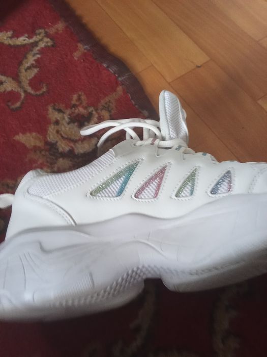Продаю кроссовки