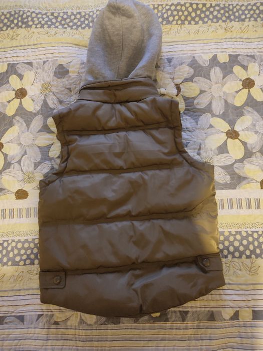 Детская жилетка с капюшоном
