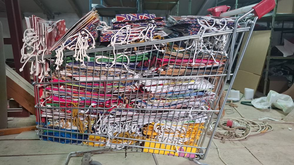 600-700 de pungi de cadouri in carucior de supermarket