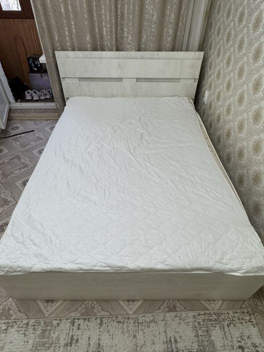 Продам кровать 200 на 140 с матрасом