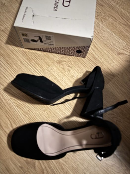 Продаю туфли черные
