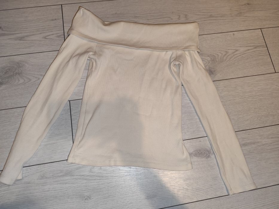 Top Zara cu umerii goi