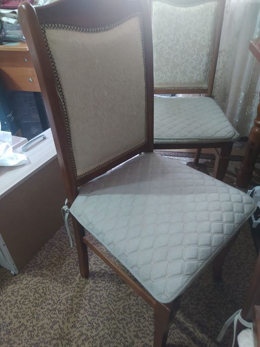 Стол со стульями за 50 000.