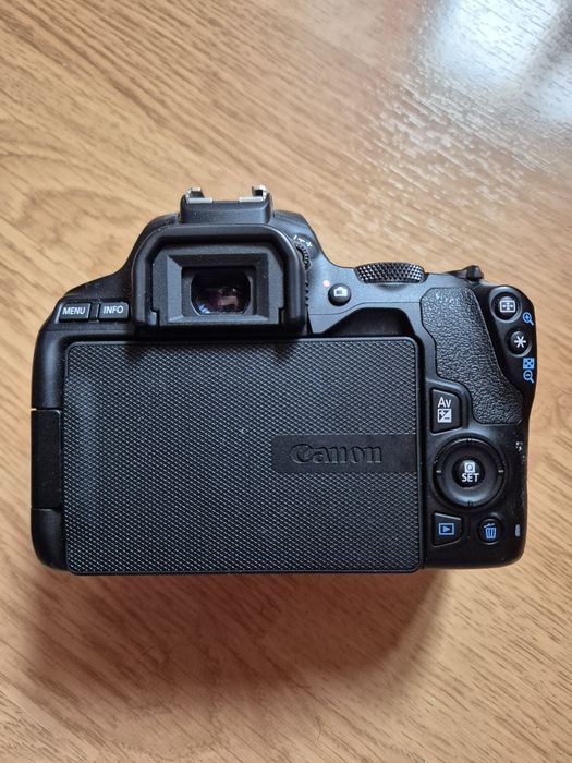 Aparat foto Canon E 250d impecabil