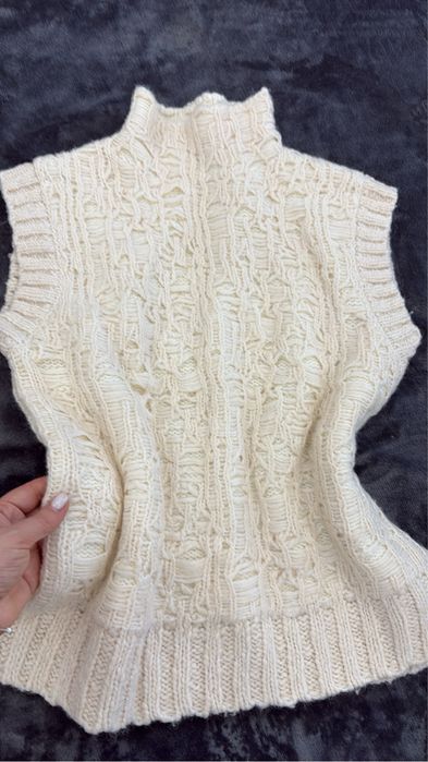 Пуловерче без ръкав екрю Zara