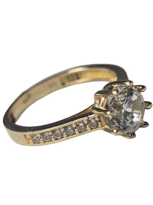 Inel Damă cu Piatră Mare și Pietricele din Aur 14K – Eleganță și Strălucire