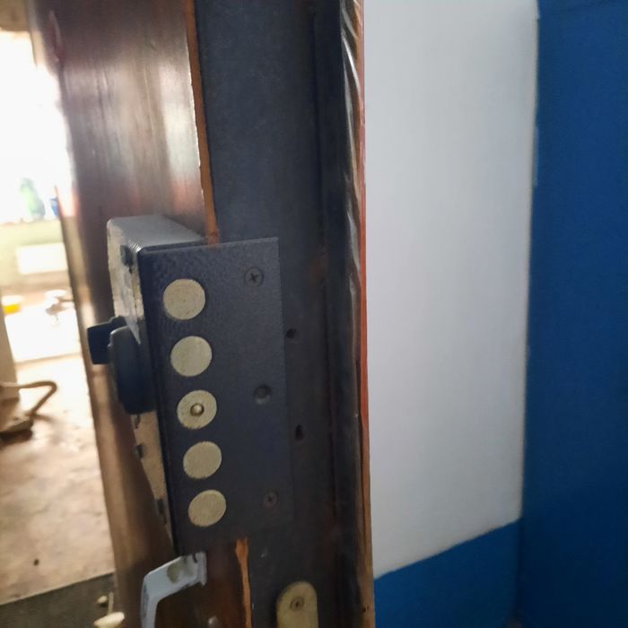 Продам металлическую дверь.