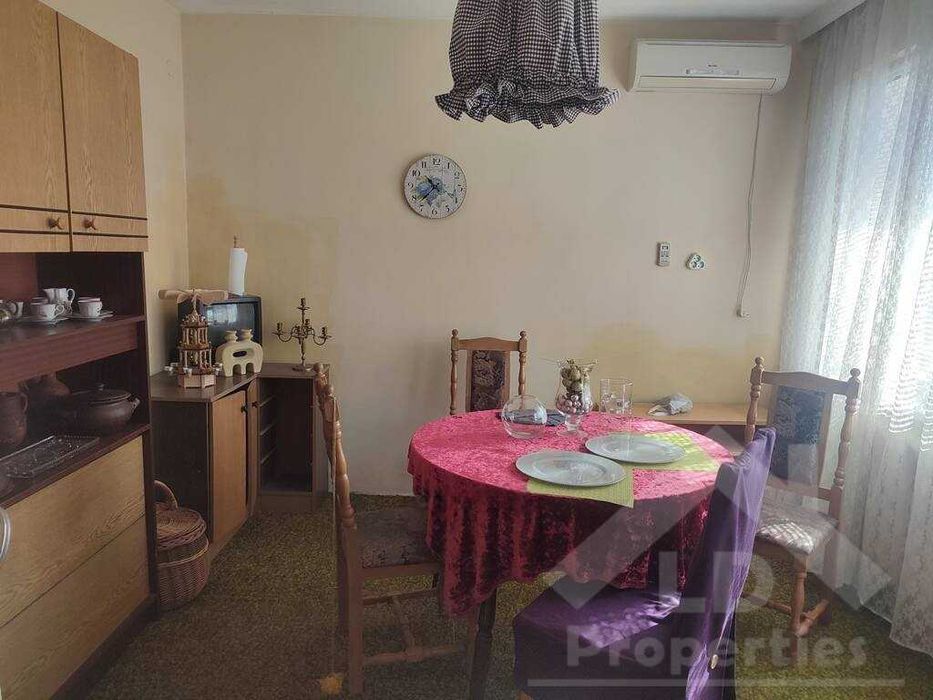 Двуетажна къща в близост до центъра на Генерал Тошево