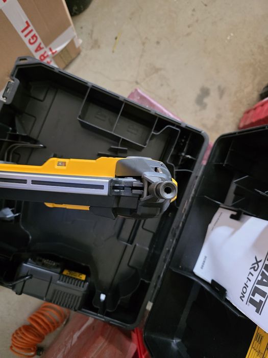 Pistol cuie Dewalt xr