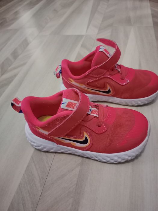 Продам кроссовки Nike на девочку