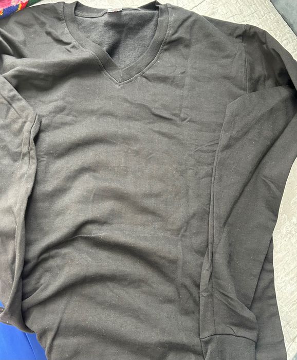 Мужской пуловер с V-образным вырезом.