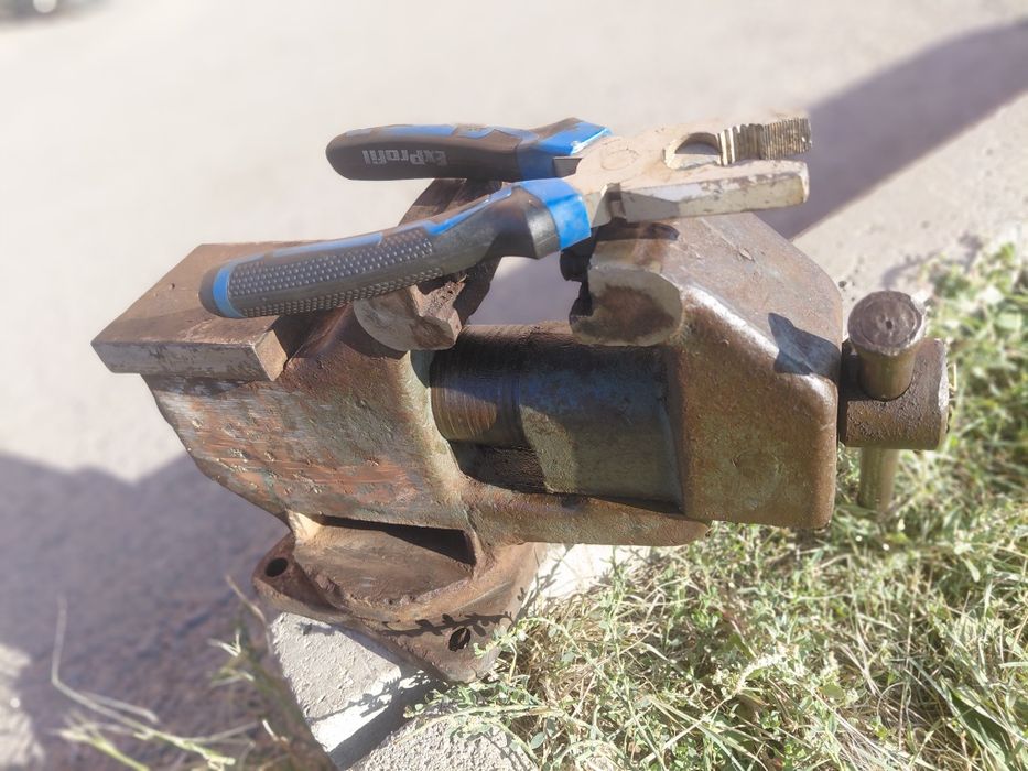 Продам тиски и наковальня