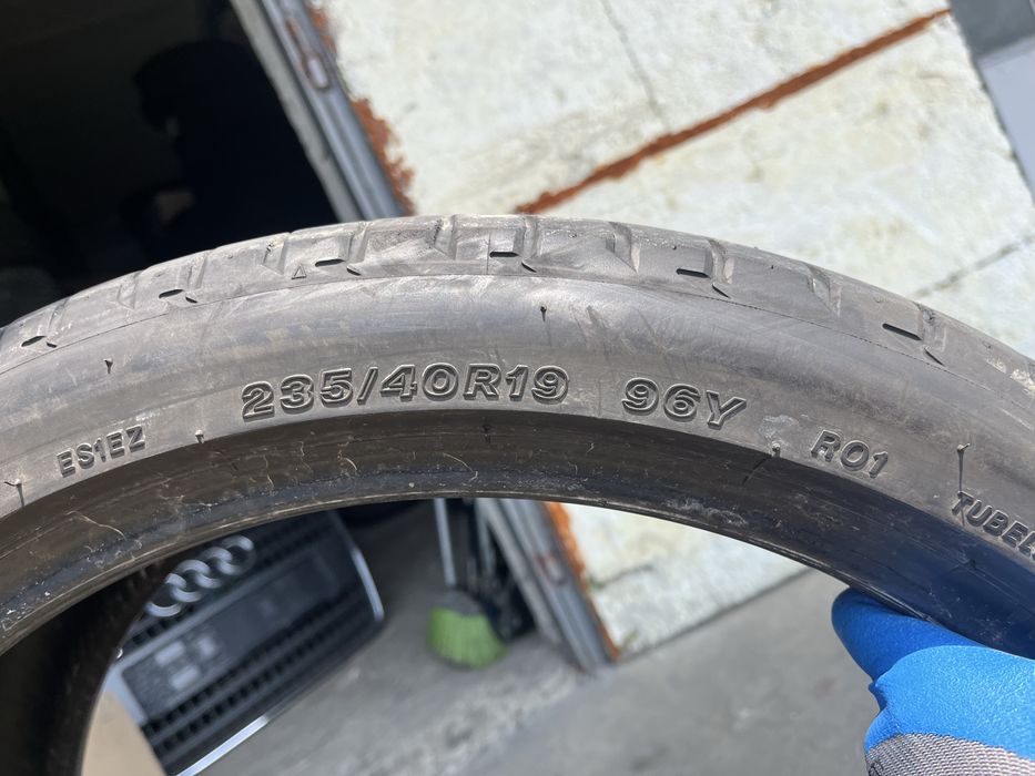2 бр. летни гуми 235/40/19 Bridgestone RO1 DOT 1019 5 mm